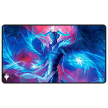 Ultra Pro Playmat mit Artwork aus Magic The Gathering Tarkir Drachensturm; Design zeigt den Planeswalker Ureni