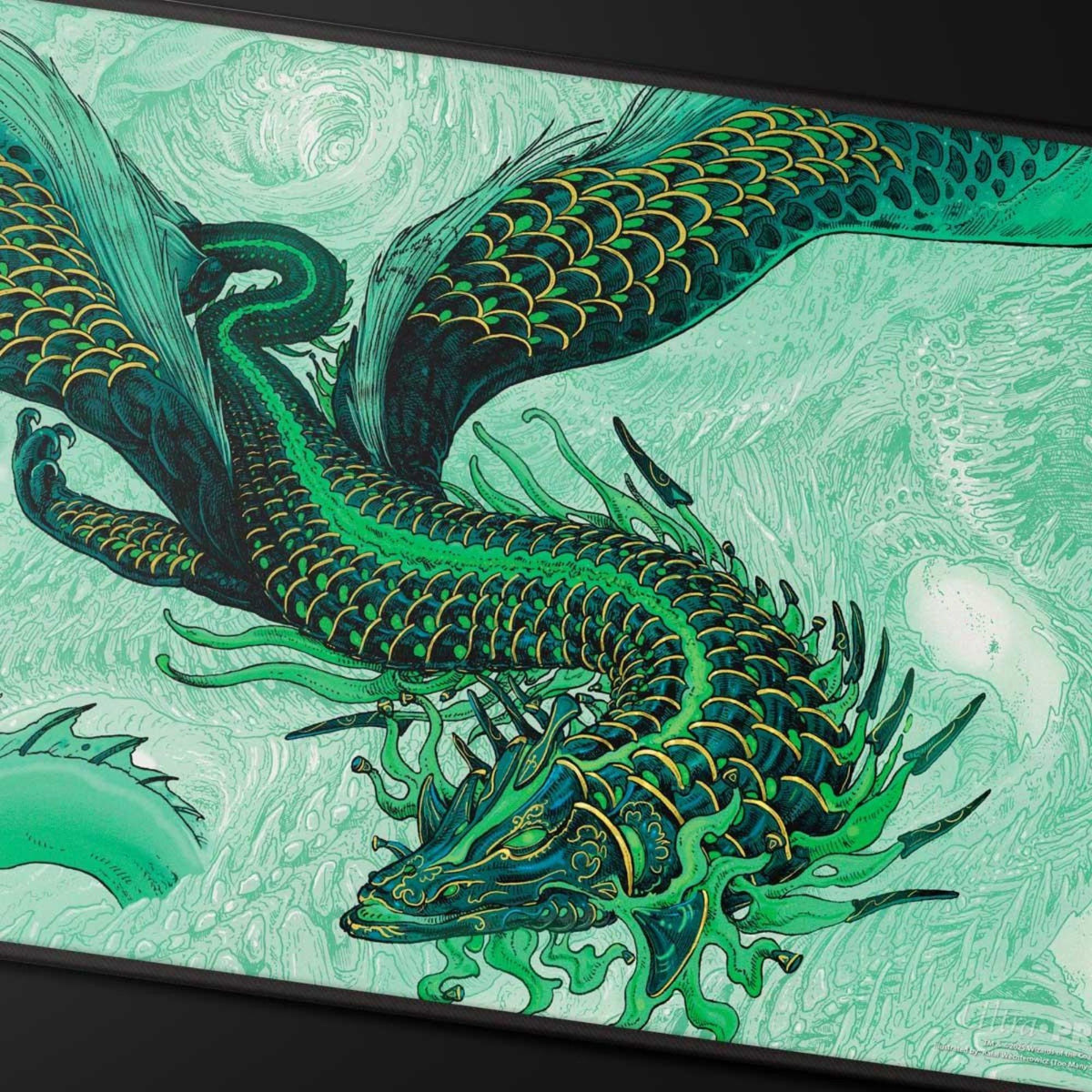 Ultra PRO schwarze, randvernähte Playmat mit MTG-Motiv aus Tarkir Drachensturm von Teval, Drache in leuchtenden Grüntönen.
