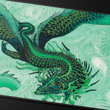 Ultra PRO schwarze, randvernähte Playmat mit MTG-Motiv aus Tarkir Drachensturm von Teval, Drache in leuchtenden Grüntönen.