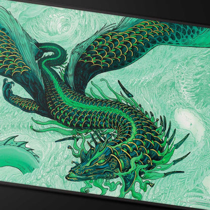 Ultra PRO schwarze, randvernähte Playmat mit MTG-Motiv aus Tarkir Drachensturm von Teval, Drache in leuchtenden Grüntönen.